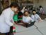 Alumnes de l'escola FEDAC Salt treballen cooperativament en el projecte Llengües Vives tot preparant el programa de ràdio 