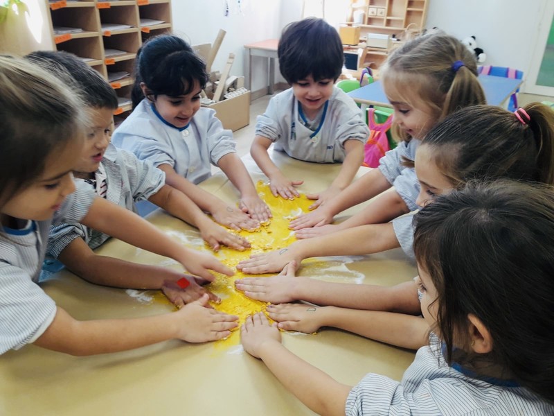 Les arts plàstiques són una de les disciplines artístiques que els alumnes d'infantil de l'escola FEDAC Montcada treballen en el projecte EmoArt d'educació emocional.