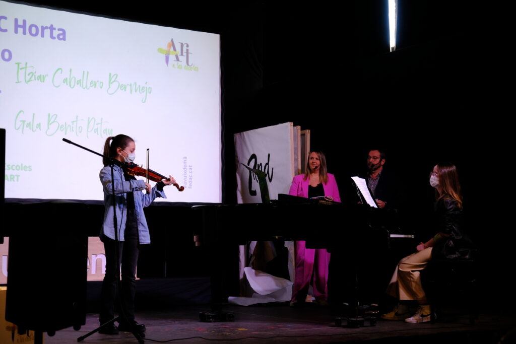 Actuació musical de dues alumnes de FEDAC Horta amb els presentadors de les Jornades +ART, els docentes FEDAC Ivette Vilaró i Carles Ferrer.