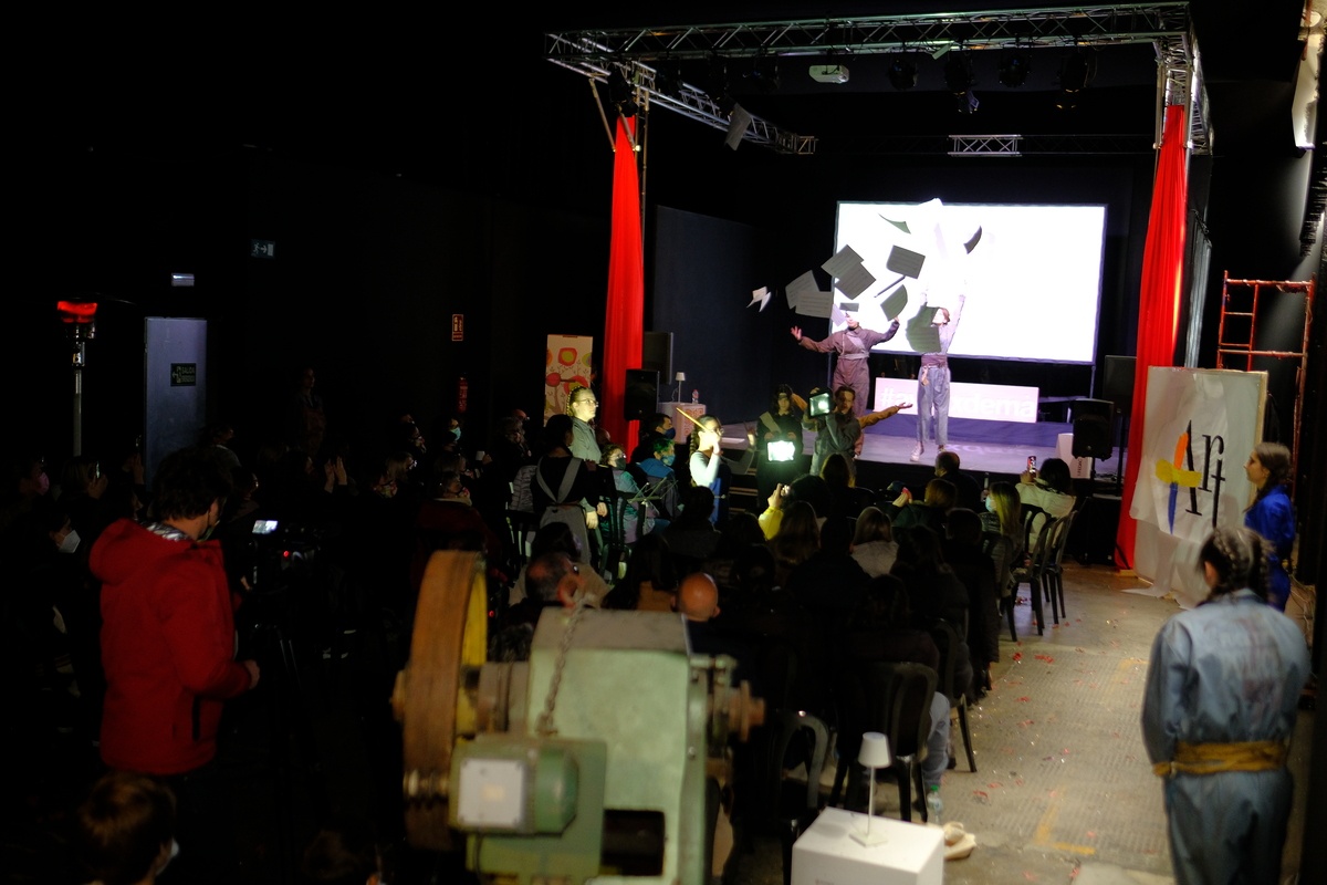 Cloenda de les Jornades +ART amb la performance "This is Art" protagonitzada per alumnes de FEDAC Sant Andreu.