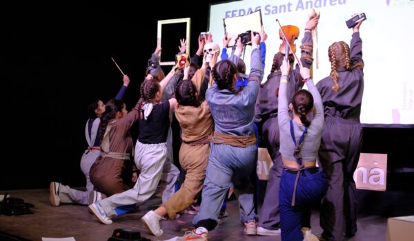 Els diferents llenguates artístics representats en la performance de cloenda de les Jornades +ART, protagonitzada per alumnes de secundària de l'escola FEDAC Sant Andreu.