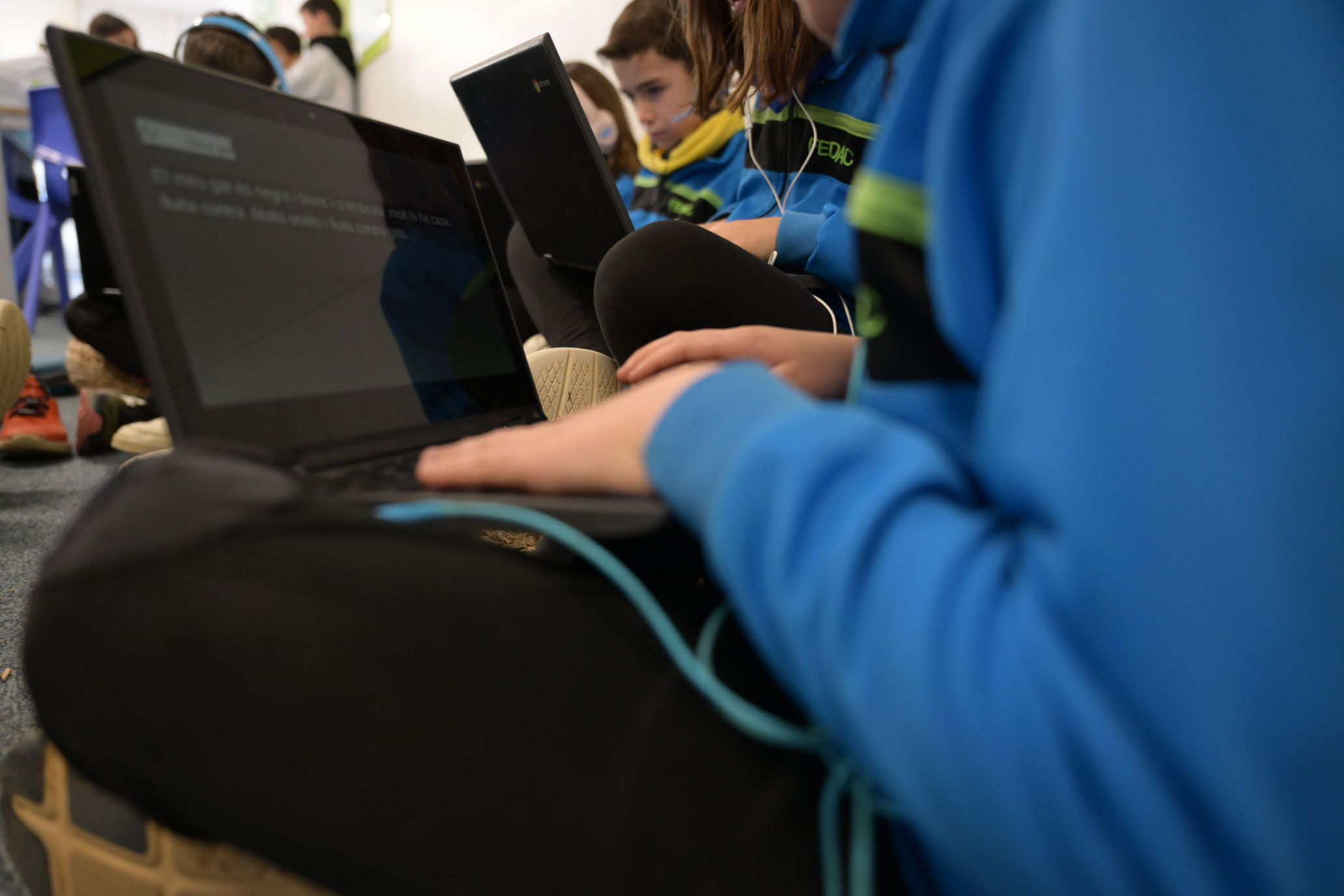 Alumnes de les escoles FEDAC utilitzant els ordinadors Chromebook, dins del projecte TÀCtil.