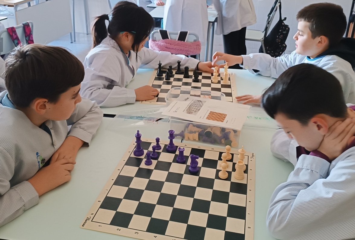 A les escoles FEDAC implementen el joc dels escacs amb a eina d'aprenentatge dins de l'activitat complementària Eskcmat.
