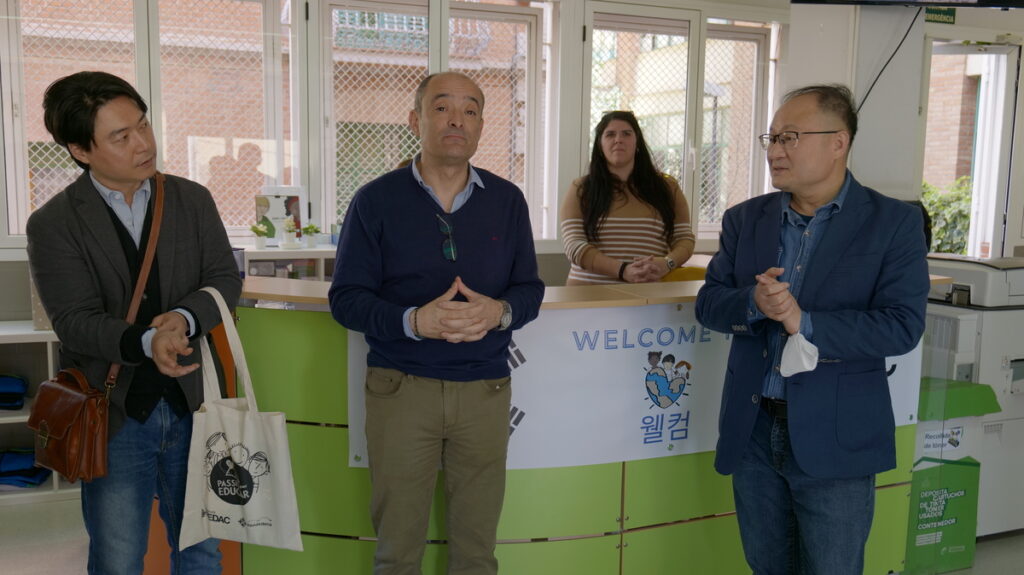 El director general de les escoles FEDAC de Catalunya, Modest Jou, amb la delegació del ministeri d'Educació de Corea del Sud i de Google for Education d'aquest país durant la visita que han fet a l'escola FEDAC Cerdanyola.