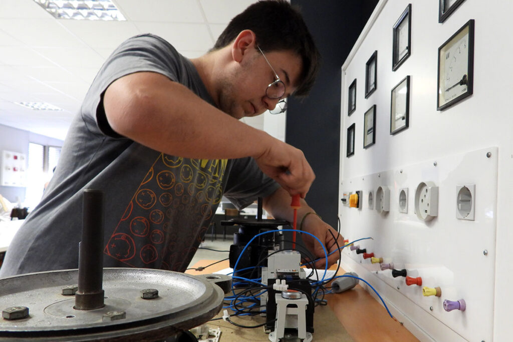 L'escola FEDAC Xarxa de Berga imparteix la formació professional de Manteniment Electromecànic (CFGM).