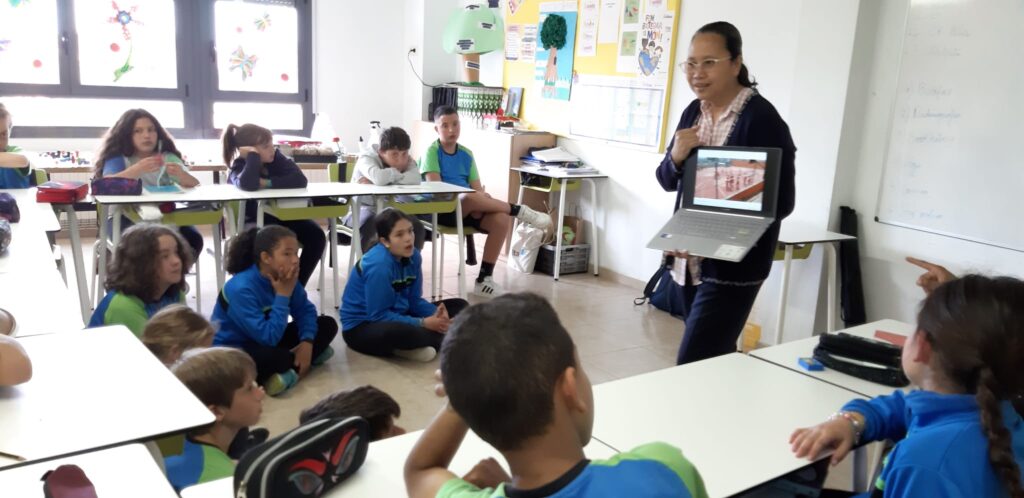 Alumnes de l'escola FEDAC Prats coneixen la tasca humanitària de la Fundació Anunciata Solidària (FASOL).