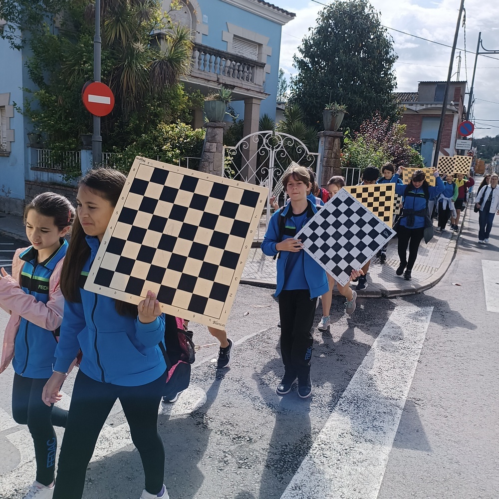 Alumnes de primària de les escoles FEDAC amb els seus escaquers acudint a la segona trobad d'escacs #eskcmat.