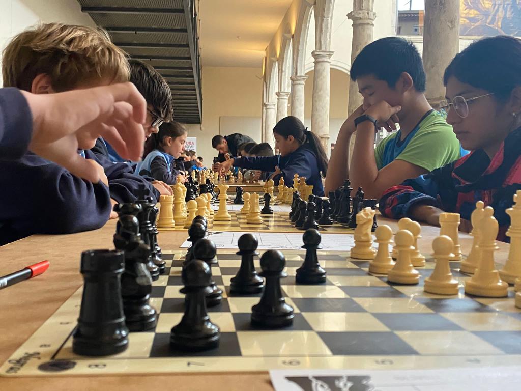Alumnes de les escoles FEDAC juguen als escacs a Vic en la segona trobada d'escacs #eskcmat.
