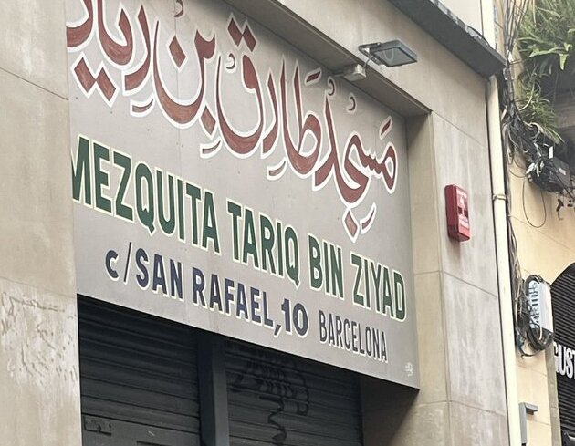 Les escoles FEDAC visitem la mequita Tariq Bin Ziyad al Raval de Barcelona per conèixer millor l'islam durant La nit de les religions 2023.