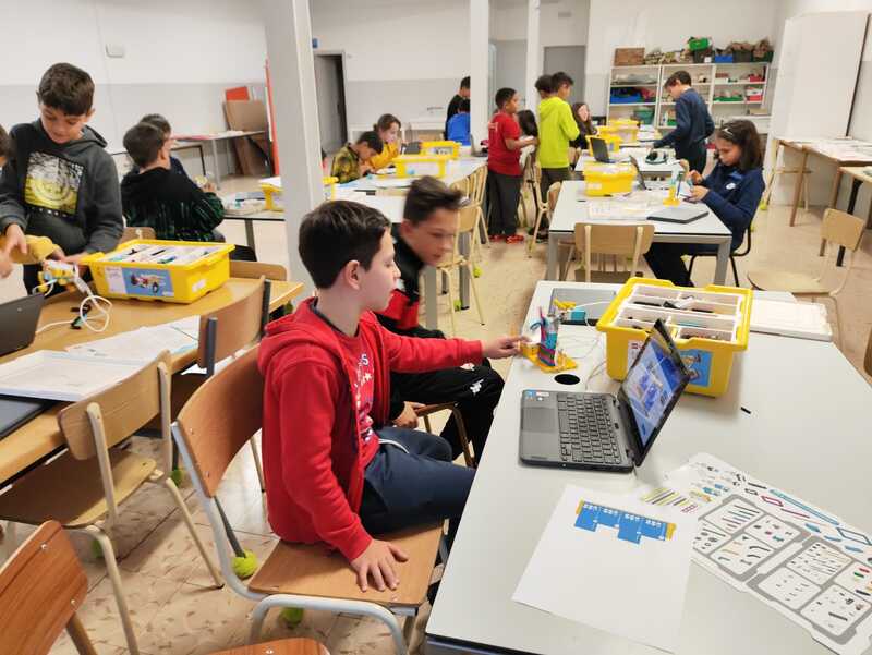 Alumnes de les escoles FEDAC fent classe d'artTIC una aula de robòtica i STEAM.