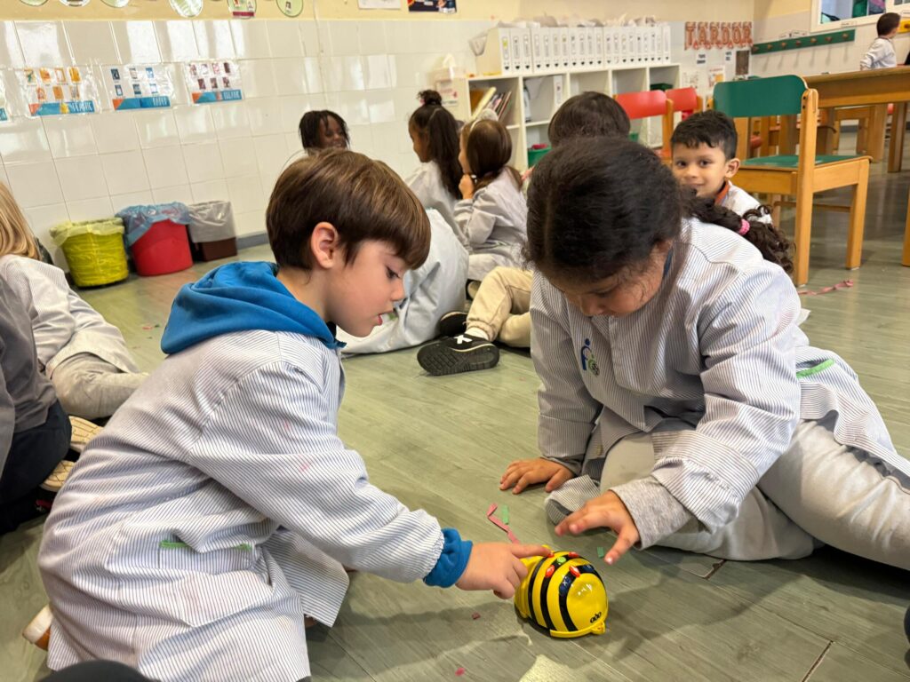 Alumnes d'educació infantil de les escoles FEDAC en una activitat de robòtica educativa amb un Bee-Bot.