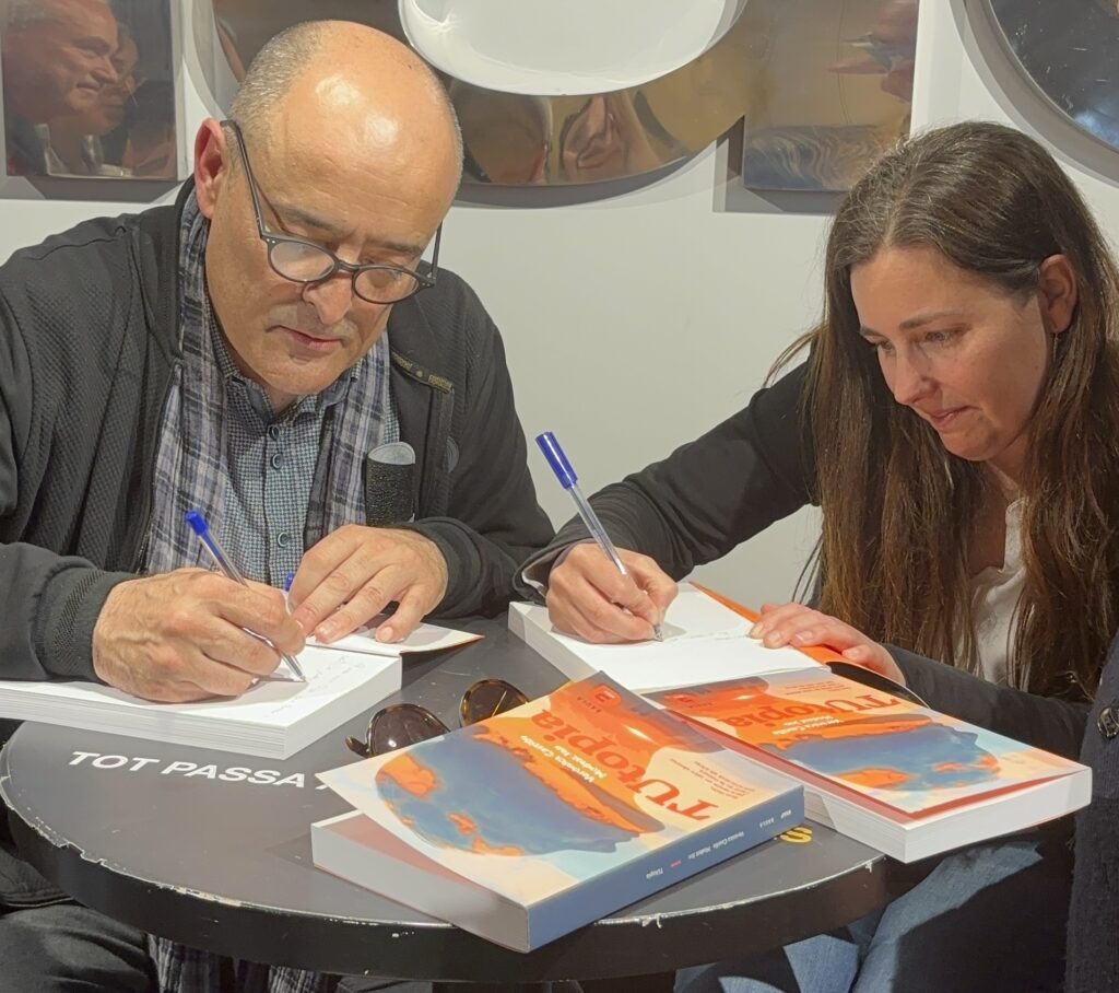 Verónica Castillo i Modest Jou, autors de Tutopia, signen exemplars del llibre.