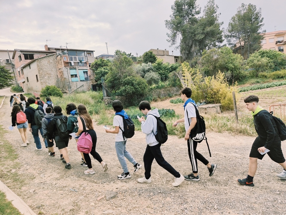 Excursió a peu dels membres dels grups CREC de les escoles FEDAC de Catalunya des de l'escola FEDAC Sant Vicenç fins a l'ermita de Sant Pere de Vallhonesta.
