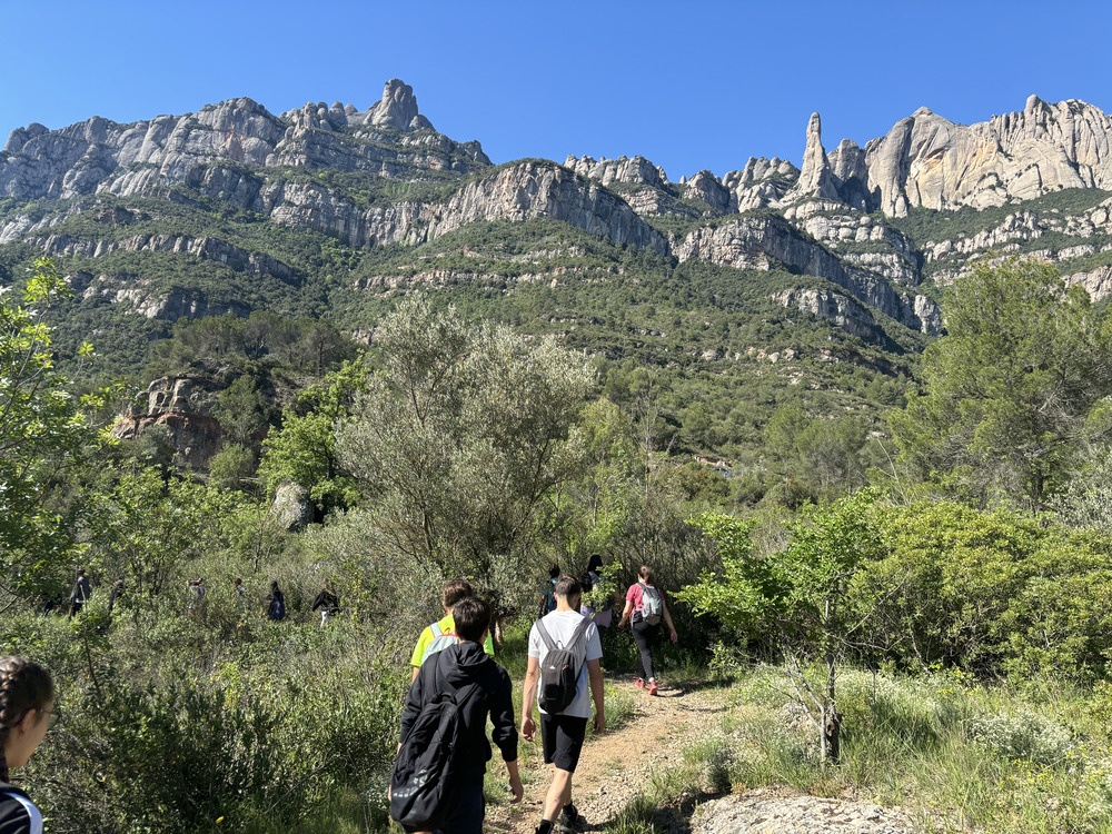 Alumnes de 3r d'ESO de les escoles FEDAC de Catalunya enfilant el camí cap a la muntanya de Montserrat.