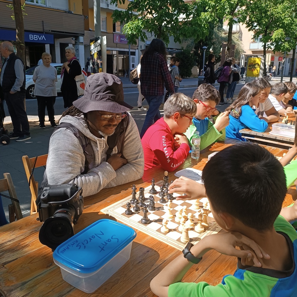 La 3a trobada d'escacs i educatius al carrer organitzada per les escoles FEDAC a Salt.