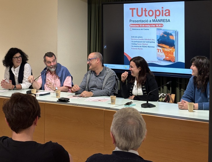 Presentació del llibre TUtopia a Manresa amb els seus autors, Verónica Castillo i Modest Jou, acompanyats per Xavier Melloni i la mestra de FEDAC Manresa Yolanda Martín.