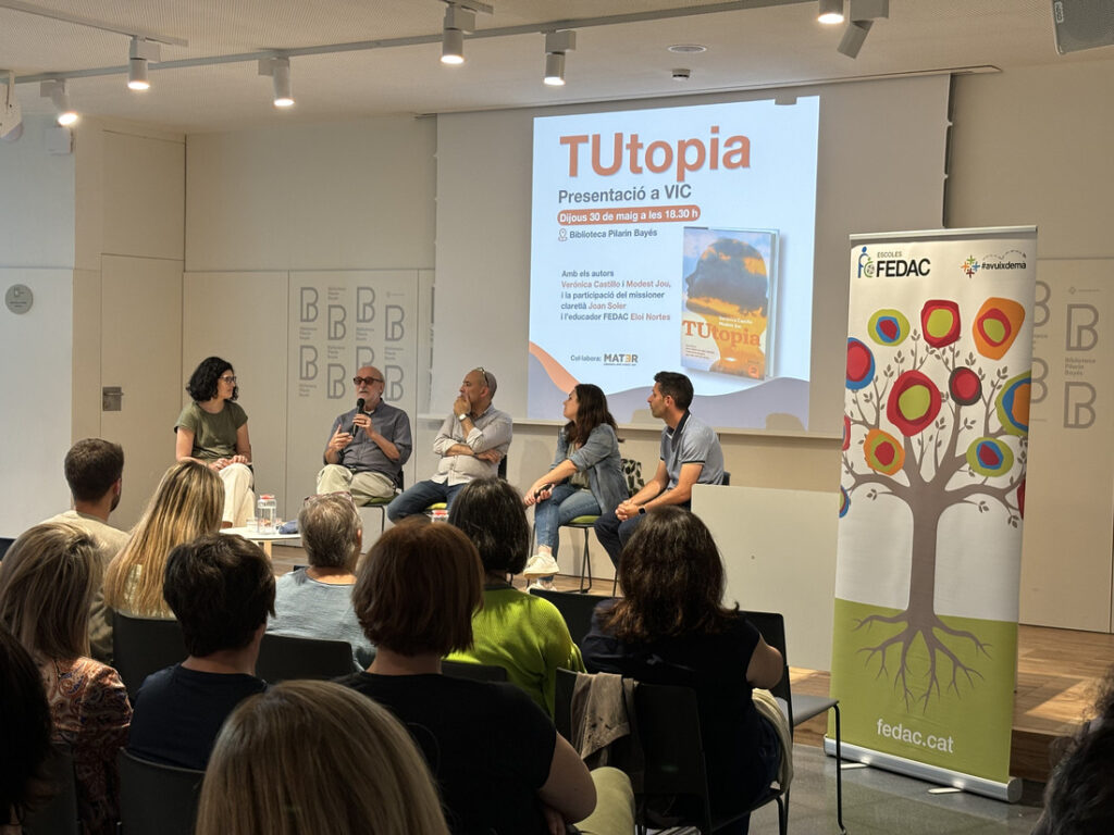 Presentació del llibre TUtopia a Vic amb els seus autors, Verónica Castillo i Modest Jou, acompanyats del claretià Joan Soler i el mestre de FEDAC Sant Feliu Eloi Nortes.