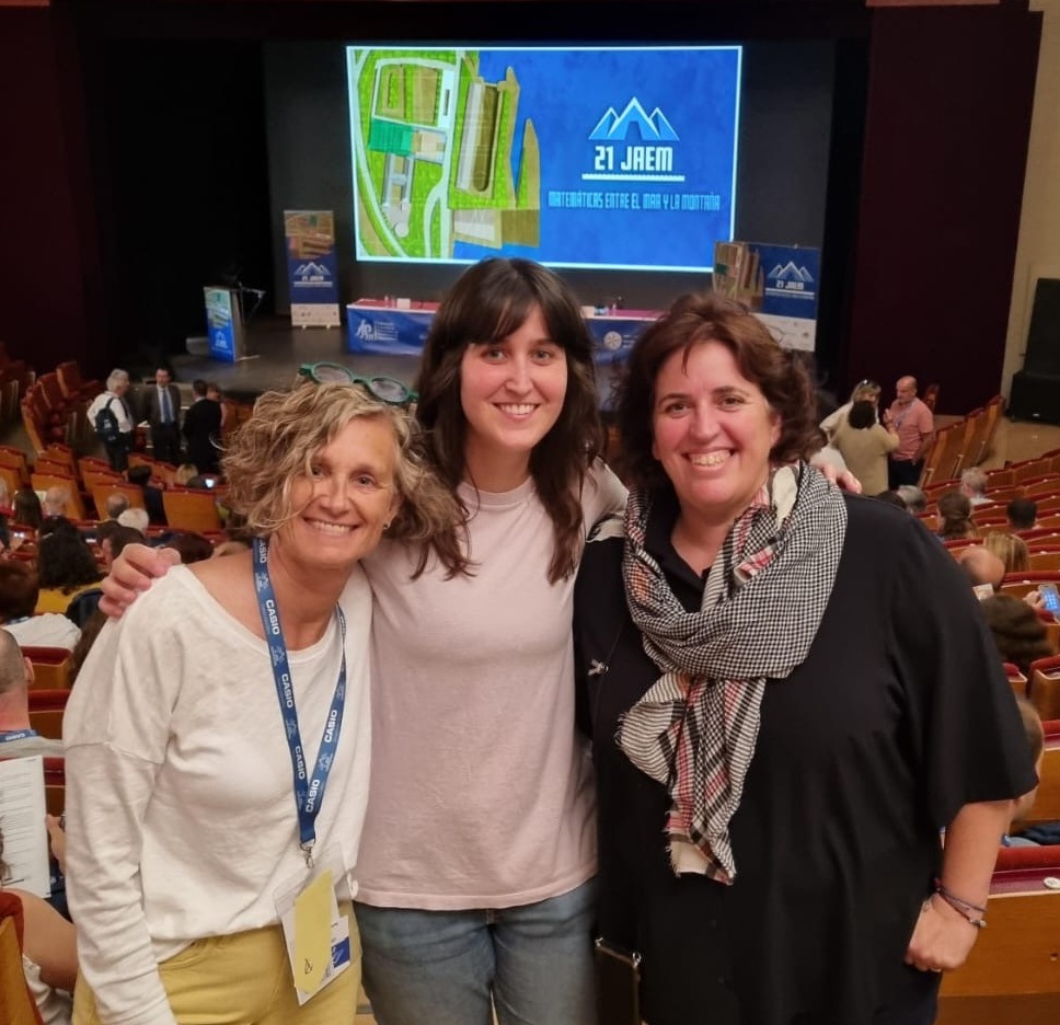 Les tres mestres de les escoles FEDAC que formen part de l'equip impulsor de la didàctica de les matemàtiques i que han assistit a les Jornades per a l'Aprenentatge i l'Ensenyament de les Matemàtiques (JAEM), celebrades el juliol de 2024 a Santander.