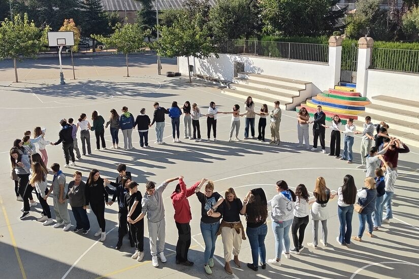 Animadors i preanimadors dels Grups CREC de les escoles FEDAC en una activitat durant la formació en el voluntariat.