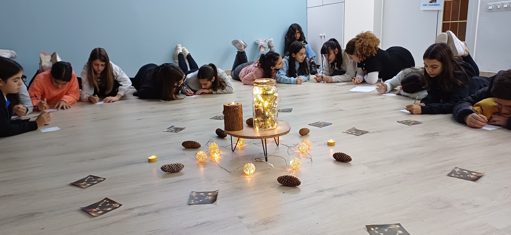 Alumnes de l'escola FEDAC Amílcar durant una pràctica TUtòpica d'introspecció.