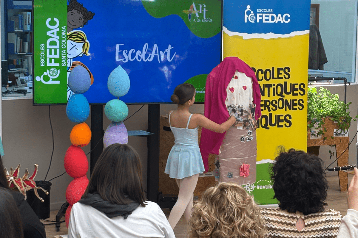 Actuació de dansa d'una alumna de l'escola FEDAC Santa Coloma a la jornada "Art, educació i benestar".