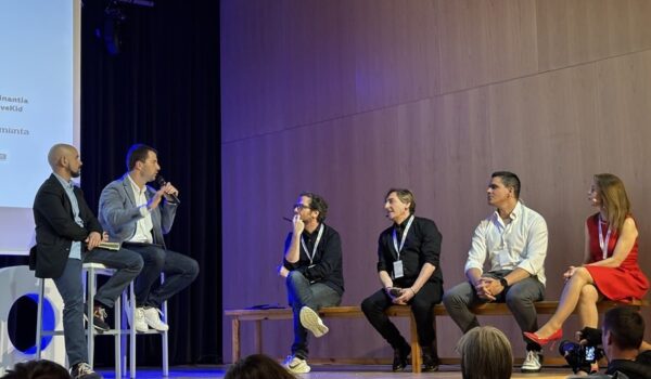 David González, responsable de l'àrea d'innovació i millora pedagògica de les escoles FEDAC, moderant una taula rodona al congrés Nexaula amb Carlos Magro, Toni García Arias i Carlos Aparicio.