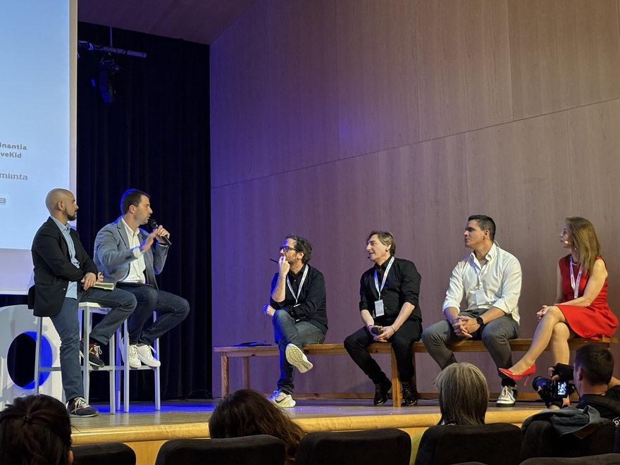 David González, responsable de l'àrea d'innovació i millora pedagògica de les escoles FEDAC, moderant una taula rodona al congrés Nexaula amb Carlos Magro, Toni García Arias i Carlos Aparicio.