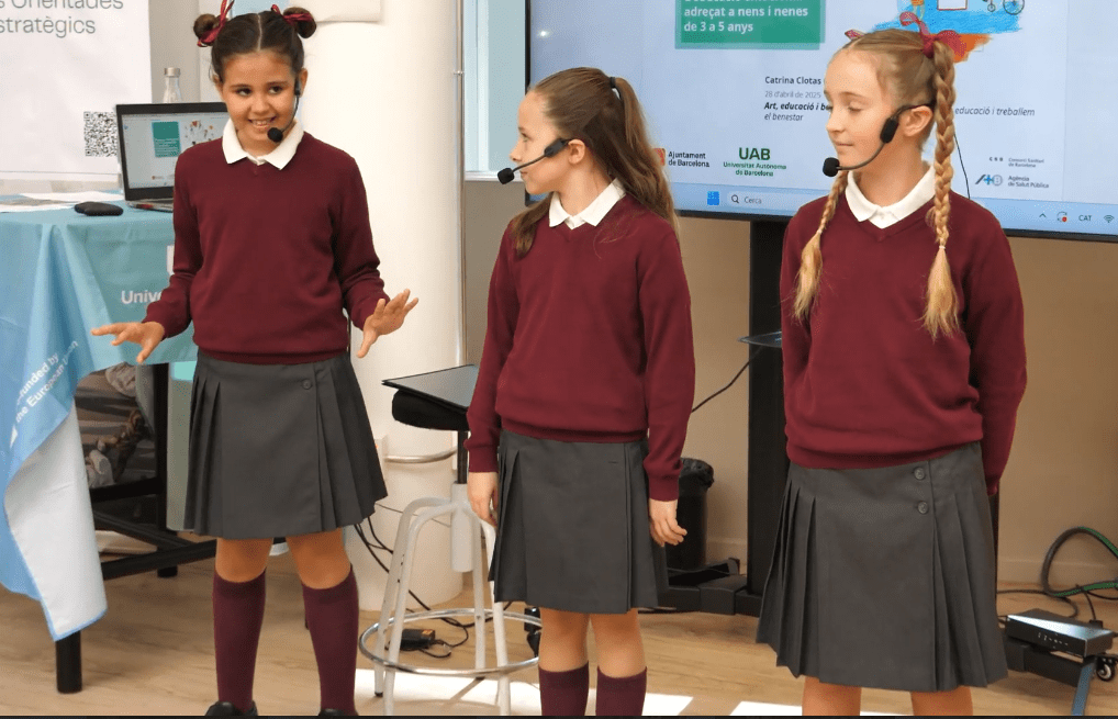 Actuació de teatre musical a càrrec de tres alumnes de l'escola FEDAC Pineda a la jornada "Art, educació i benestar"-