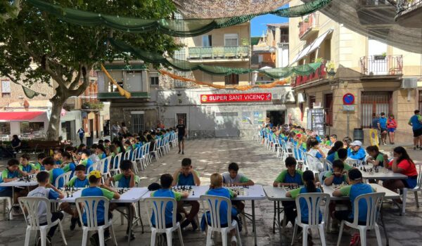 La 4a trobada eskcmat d'escacs educatius i socials de les escoles FEDAC a la seu de Sant Vicenç de Castellet.