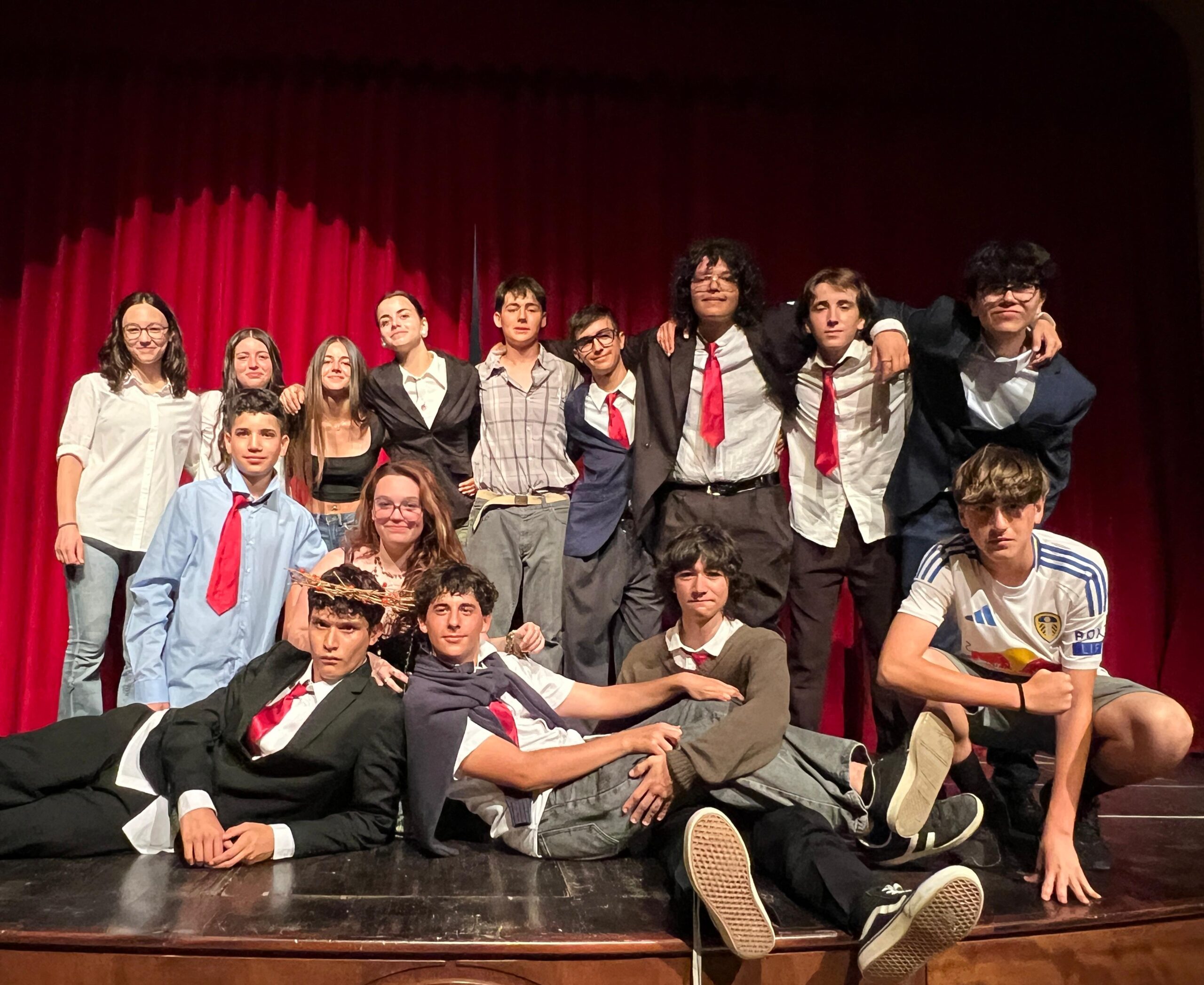 El grup de teatre Tinta d'Escena, format per alumnes de 4t d'ESO de l'escola FEDAC Vic en la representació d'"El club dels poetes morts".