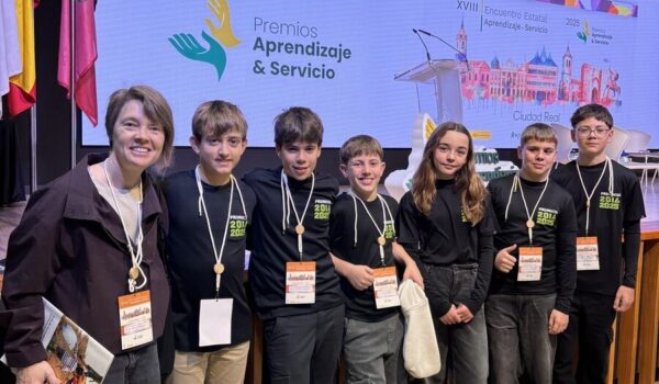 Representants de l'escola FEDAC Guissona recollint a Ciudad Real el premi estatat Aprenentatge-Servei.