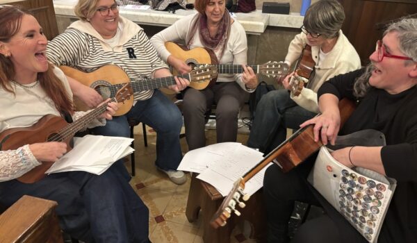 Acompanyament musical de la mà d'educadores FEDAC durant la celebració del 17è aniversari de les escoles FEDAC.