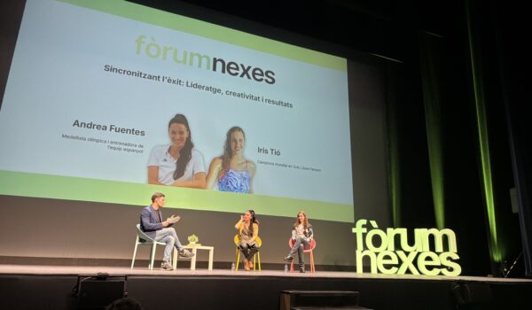 L'entrenadora i seleccionadora espanyola Andrea Fuentes i la nedadora de natació artística Iris Tió durant la seva ponència en el Fòrum Nexes 2026 d'Innovamat per a centres educatius.