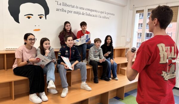 Alumnes de l'escola FEDAC Lleida desenvolupant una activitat dins del projecte d'Oratòria