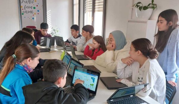 L'equip FAR de l'escola FEDAC Salt, format per alumnes de 4t de primària a 4t d'ESO, en una de les seves reunions per impulsar l'escola democràtica.