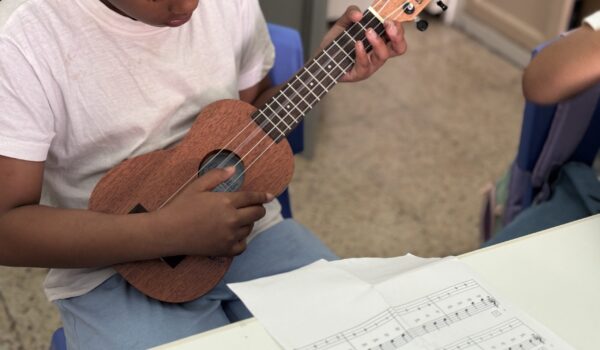Alumne de l'escola FEDAC Lleida tocant l'uklele. Els llenguatges artístics són cabdals en una educació humanística.