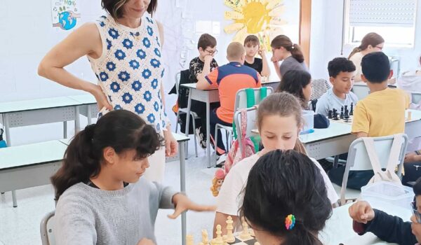 Visita de Rita Atkins, secretària de la comissió Escacs en Educació de la Federació Internacional d'Escacs (FIDE), a l'escola FEDAC Sant Narcís, a Girona.