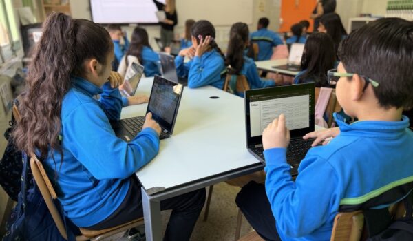 Alumnes de primària de FEDAC Lleida responen l'enquesta per avaluar la tasca educativa del seus educadors.