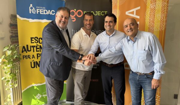 Representants d'Edelvives-Baula i de les escoles FEDAC en la signatura de l'aliança estratègica al voltant de la plataforma GoProject.