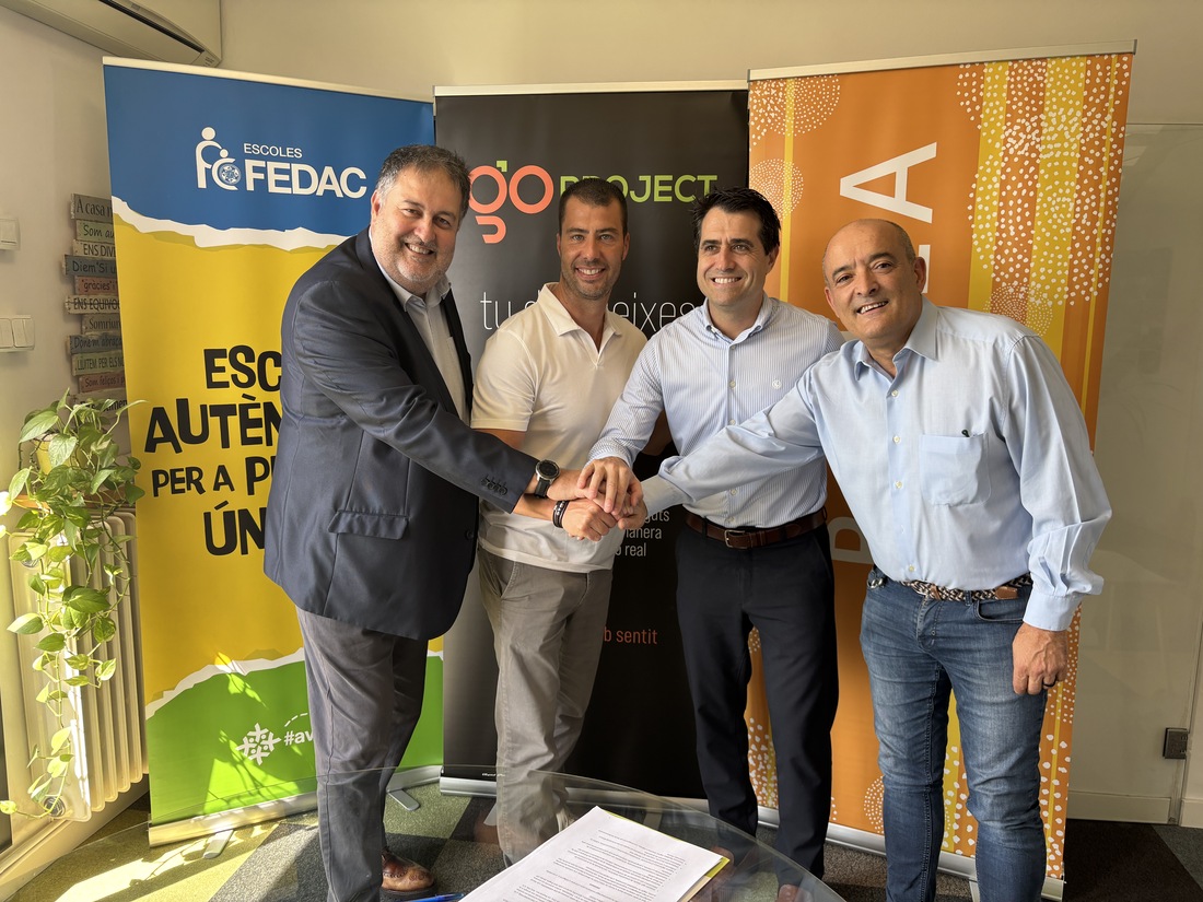 Representants d'Edelvives-Baula i de les escoles FEDAC en la signatura de l'aliança estratègica al voltant de la plataforma GoProject.