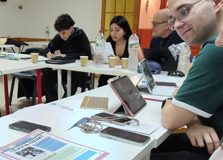 Sessió de treball d'animadors i coordinadors dels Grups CREC de les escoles FEDAC per aprofundir en la pedagogia de l'educació en el lleure.
