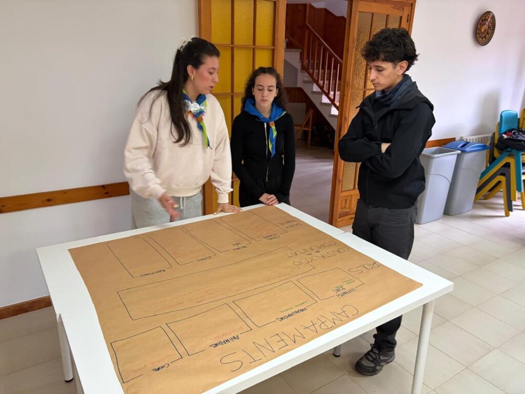 Animadors del Grups CREC compartint mirades per crear el nou projecte d'educació en el lleure de les escoles FEDAC.
