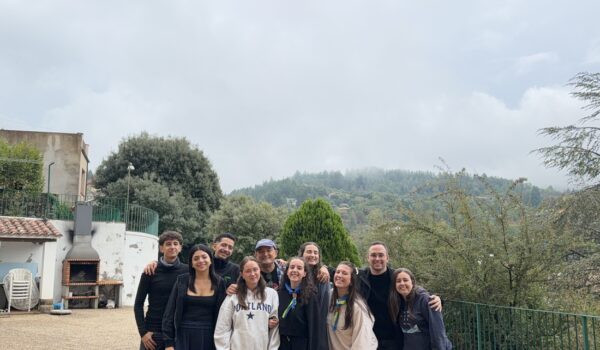 Grup d'animadors i coordinadors dels Grups CREC de les escoles FEDAC que han participat en una trobada a Viladrau per definir el nou projecte d'educació en el lleure de les escoles FEDAC.