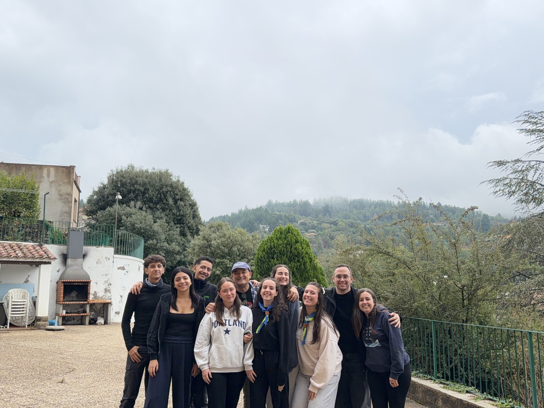 Grup d'animadors i coordinadors dels Grups CREC de les escoles FEDAC que han participat en una trobada a Viladrau per definir el nou projecte d'educació en el lleure de les escoles FEDAC.